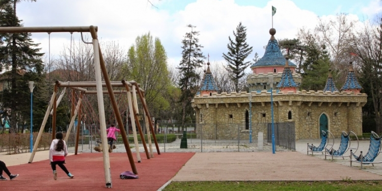 Echipamentele de joacă din Parcul Copiilor din Timișoara, reparate sau înlocuite