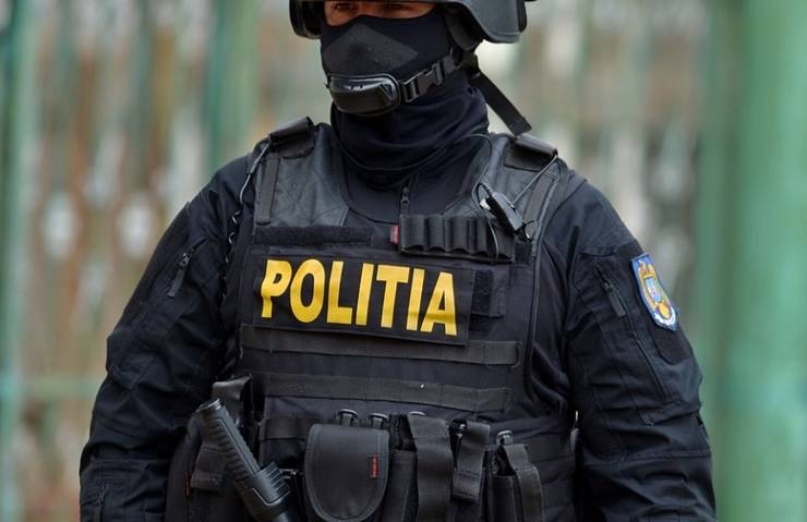 Traficanți de droguri din Timiș și Arad, ridicați de mascați