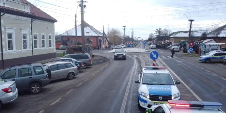 Agricultori și transportatori din vestul țării, în marș din Moravița spre vama cu Serbia