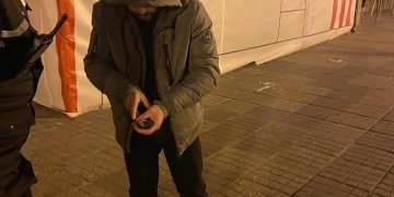 Urmărit general pentru furt depistat de polițiștii locali sub o schelă în Piața Victoriei