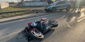 Primele raze de soare, primele accidente cu motocicliști. Impact între un motociclist și o mașină de poliție, în Timișoara