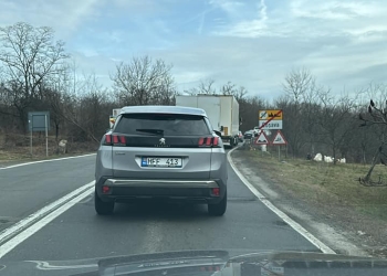 Trafic blocat în zona Coșava, pe DN 68 A! A fost accident între un microbuz și un camion