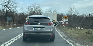 Trafic blocat în zona Coșava, pe DN 68 A! A fost accident între un microbuz și un camion