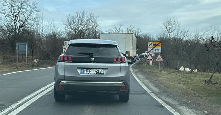 Trafic blocat în zona Coșava, pe DN 68 A! A fost accident între un microbuz și un camion