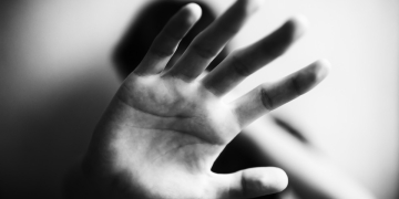 Fată de 12 ani dintr-un oraș din Banat, bătută crunt de două minore