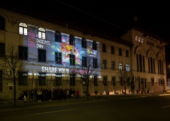 Emoționant! Povești ale pacienților cu boli rare, proiectate pe clădirea Primăriei Timișoara