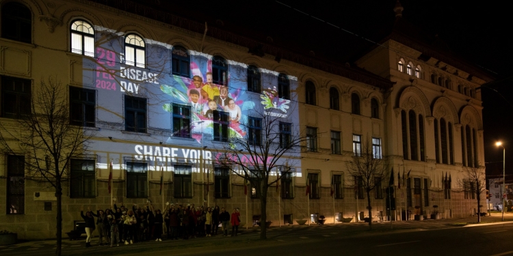 Emoționant! Povești ale pacienților cu boli rare, proiectate pe clădirea Primăriei Timișoara