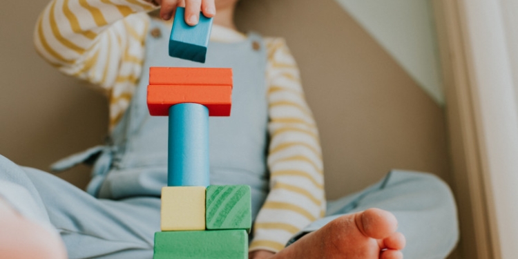 Anchetă într-o grădiniță din Timiș după ce o fetiță de doi ani ar fi fost bătută de educatoare