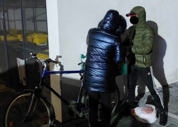 Prinși cu mâncarea furată în sac. Două persoane au spart un magazin din Timișoara și au fugit cu bicicleta, cu sute de produse alimentare