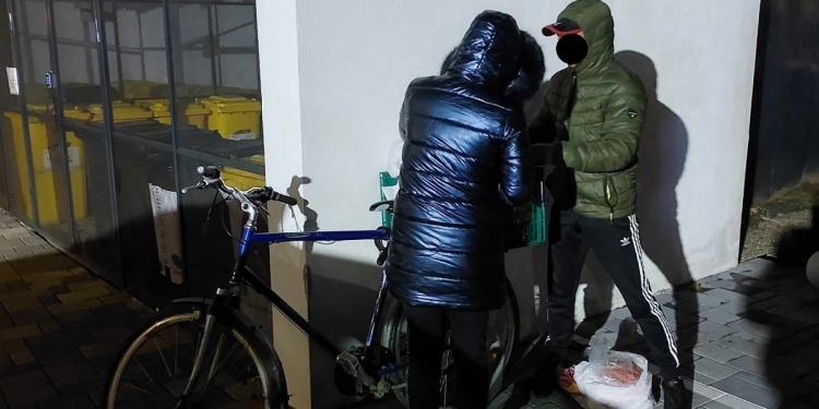 Prinși cu mâncarea furată în sac. Două persoane au spart un magazin din Timișoara și au fugit cu bicicleta, cu sute de produse alimentare