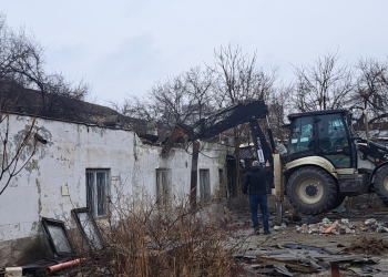 Cu buldozerele în clădirile de pe terenul din zona Girocului unde primăria vrea să amenajeze o parcare