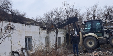 Cu buldozerele în clădirile de pe terenul din zona Girocului unde primăria vrea să amenajeze o parcare