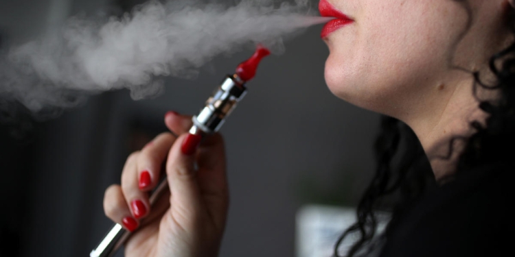 Simonis: Noua legislație interzice total comercializarea țigărilor electronice către minori