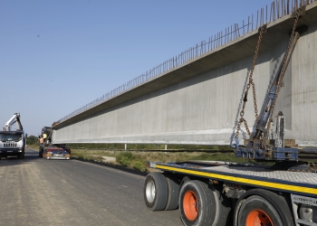 Atenție, șoferi! Zece transporturi cu depășiri agabaritice pe drumuri din vestul țării