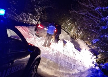 Bărbat din Timiș, salvat de jandarmi după ce a rămas înzăpezit în zona barajului Oașa