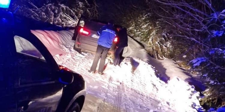 Bărbat din Timiș, salvat de jandarmi după ce a rămas înzăpezit în zona barajului Oașa