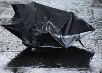 Bate vântul cu putere în Banat! Cod galben în zona montană