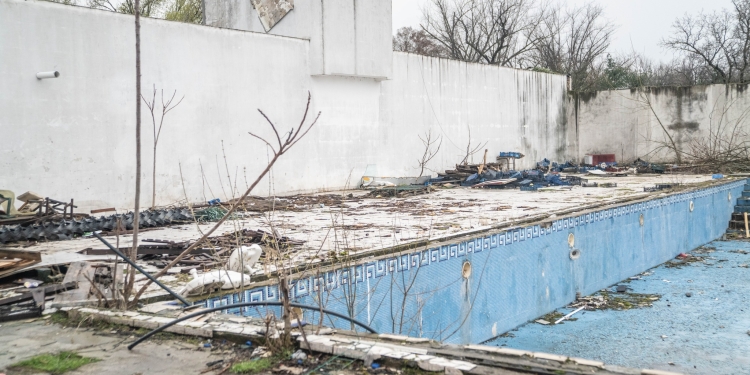 Camioane de gunoaie lăsate în urmă, la Termal! Primăria Timișoara s-a apucat de curățenie