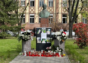 Altar în fața UMF Timișoara! Colegii o comemorează pe studenta ucisă