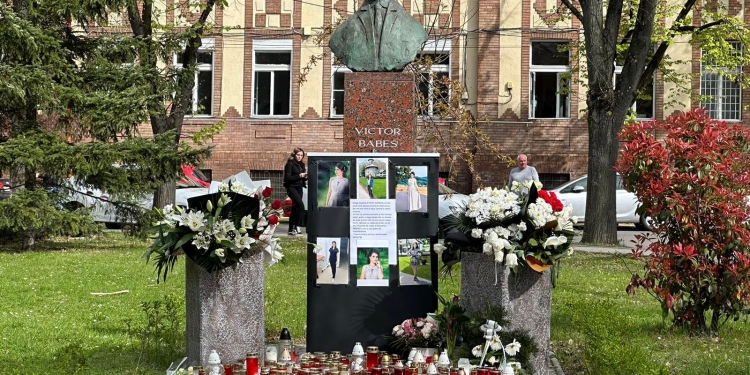 Altar în fața UMF Timișoara! Colegii o comemorează pe studenta ucisă