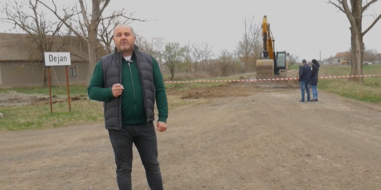 Moment istoric la Moravița! După zeci de ani de promisiuni, se toarnă asfalt pe cele mai importante drumuri