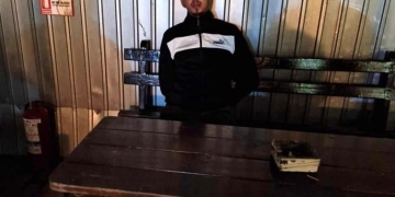 Nervos că a fost amendat de polițiștii locali din Timișoara deoarece a făcut scandal, un bărbat a spart și oglinda unei mașini