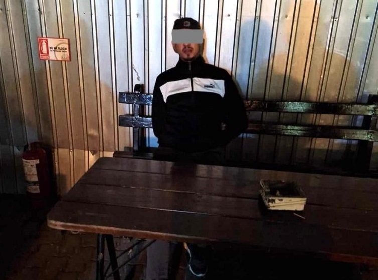 Nervos că a fost amendat de polițiștii locali din Timișoara deoarece a făcut scandal, un bărbat a spart și oglinda unei mașini