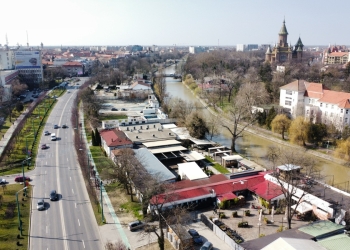 Spațiul eliberat de construcții ilegale, de pe malurile Begăi din Timișoara, devine parc cu teren de sport