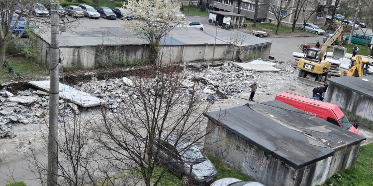 Timișorenii își demolează singuri garajele. Primăria amenajează noi locuri de parcare