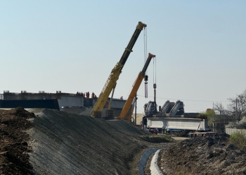 Imagini aeriene de la operațiunea de montare a grinzilor la conexiunea centurii de sud a Timișoarei cu drumul spre Sânmihaiu Român