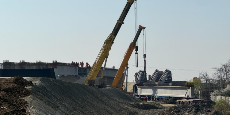 Imagini aeriene de la operațiunea de montare a grinzilor la conexiunea centurii de sud a Timișoarei cu drumul spre Sânmihaiu Român