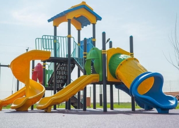 Bucurie pentru prichindei! Un nou loc de joacă în comuna Cărpiniș FOTO