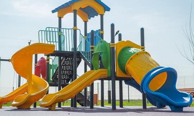 Bucurie pentru prichindei! Un nou loc de joacă în comuna Cărpiniș FOTO