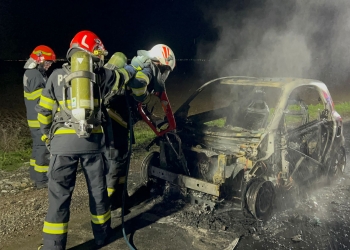 O mașină electrică a luat foc în mers, pe un drum din Timiș