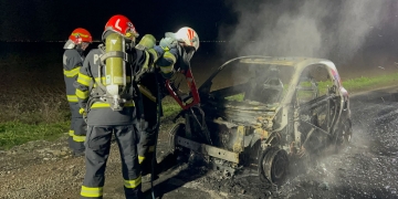 O mașină electrică a luat foc în mers, pe un drum din Timiș