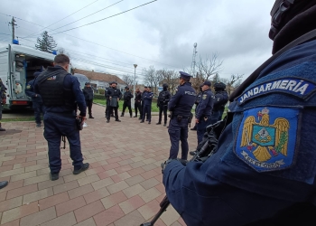 Colet suspect la Jimbolia. Jandarmii timișeni l-au extras cu ajutorul unui robot, într-un exercițiu tactic