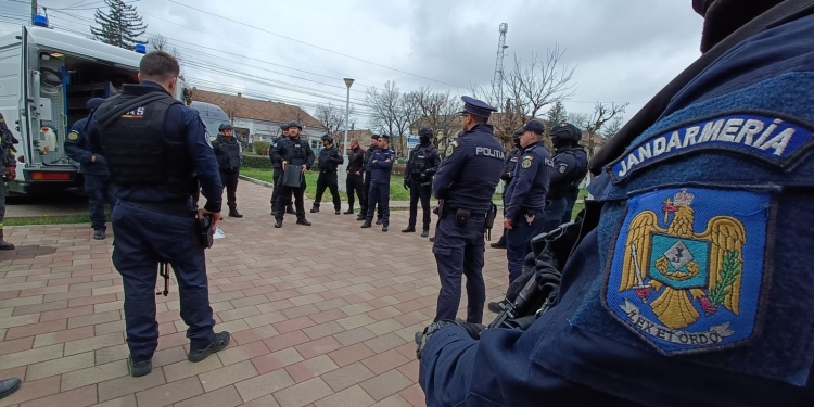 Colet suspect la Jimbolia. Jandarmii timișeni l-au extras cu ajutorul unui robot, într-un exercițiu tactic