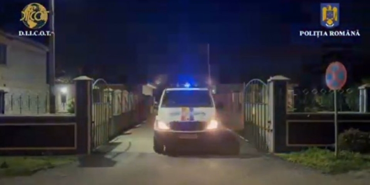 Polițiști și inspectori din Timiș, suspectați de contrabandă cu țigări. Percheziții în zeci de locuințe, inclusiv din Timișoara