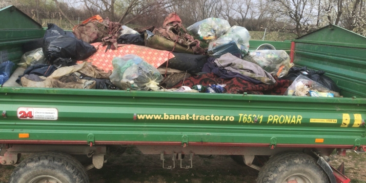 O remorcă de gunoaie adunate de pe malul Begăi, de la Timișoara la Utvin