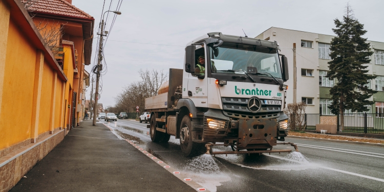 Peste 25 de străzi din Timișoara vor fi spălate pe toată lățimea carosabilului