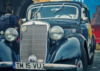 Paradă a mașinilor istorice în centrul Timișoarei, sâmbătă