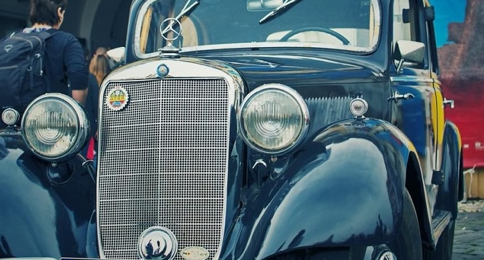 Paradă a mașinilor istorice în centrul Timișoarei, sâmbătă