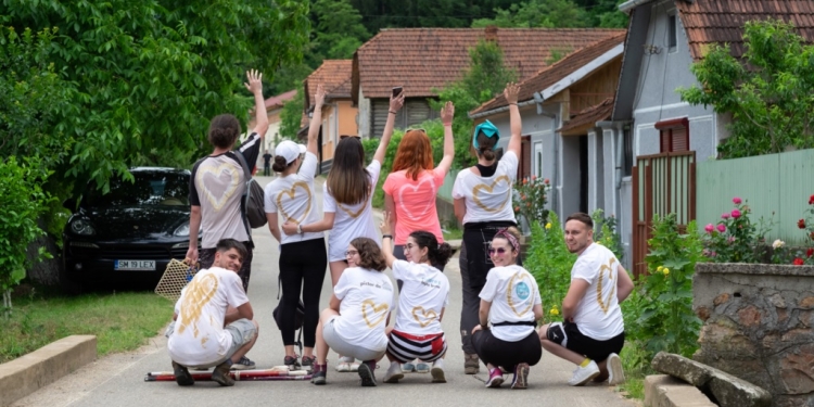 Voluntarii se pot înscrie în cadrul evenimentului „Color the village” din acest an, organizat în Timiș