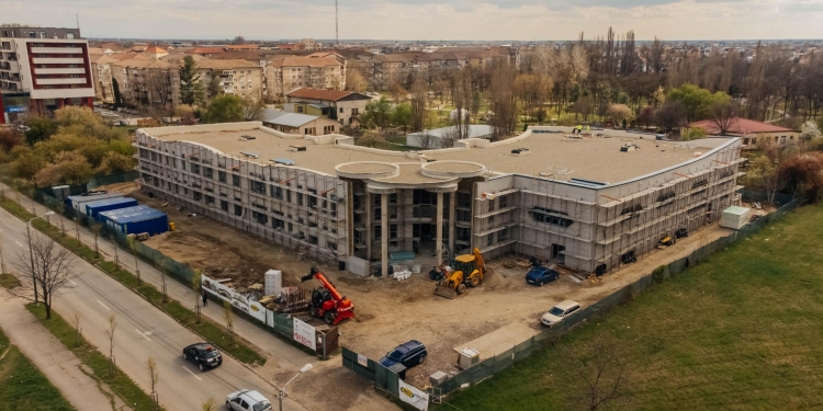 Lucrările de la noua clădire a Liceului Waldorf, la fațadă!