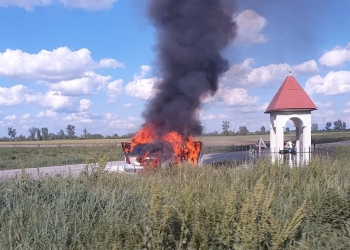 O mașină a ars în totalitate după ce s-a ciocnit cu un alt autoturism pe un drum din Timiș! Patru persoane rănite