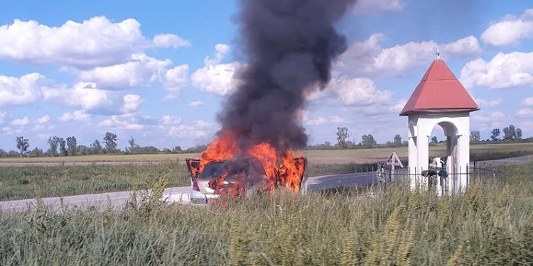 O mașină a ars în totalitate după ce s-a ciocnit cu un alt autoturism pe un drum din Timiș! Patru persoane rănite
