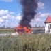 O mașină a ars în totalitate după ce s-a ciocnit cu un alt autoturism pe un drum din Timiș! Patru persoane rănite