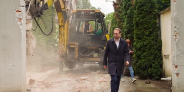 Construcțiile ilegale ale clanurilor de pe strada Cezar din Timișoara, demolate! Schimburi de replici între bulibașă și primar