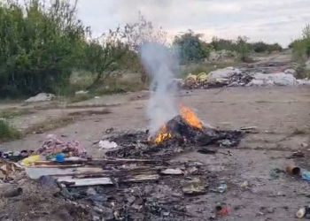 A aruncat și ars gunoaie pe un teren din Săcălaz. Polițiștii l-au prins și i-au ars o amendă uriașă și l-au lăsat și fără mașină