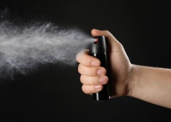 Incident la Liceul Electrotimiș! Două fete la spital după ce un elev a pulverizat cu spray lacrimogen în baie